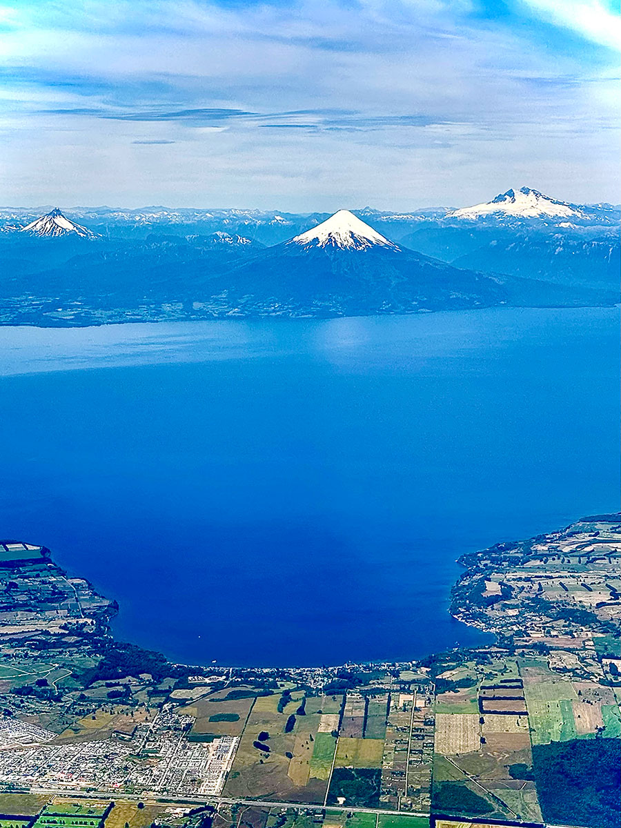 Vista aérea del lago Llanquihue con el volcán Osorno nevado y la cuenca al fondo