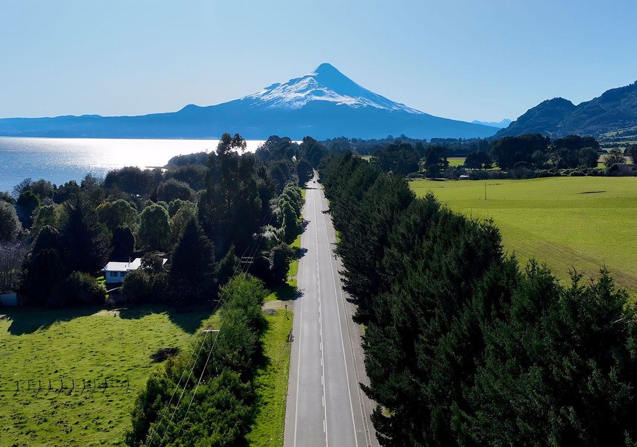 Vista aérea de un camino arbolado hacia el volcán Osorno
