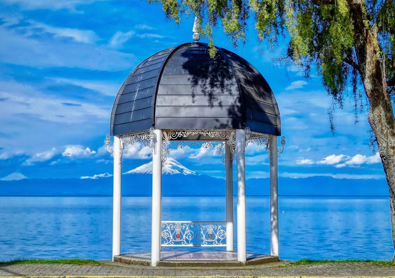 Pérgola blanca en la costanera con el volcán Osorno de fondo